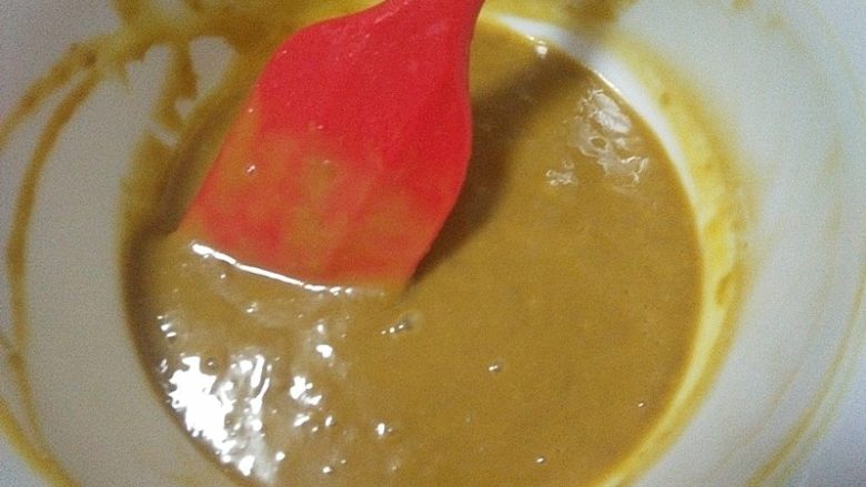 红糖烫面戚风蛋糕,用搅拌刀翻拌均匀;
