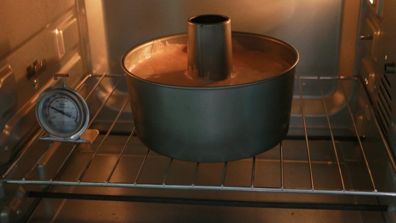 可可戚风蛋糕,烤箱提前10分钟预热,将模具放入烤箱中下层,150度烤50分钟
