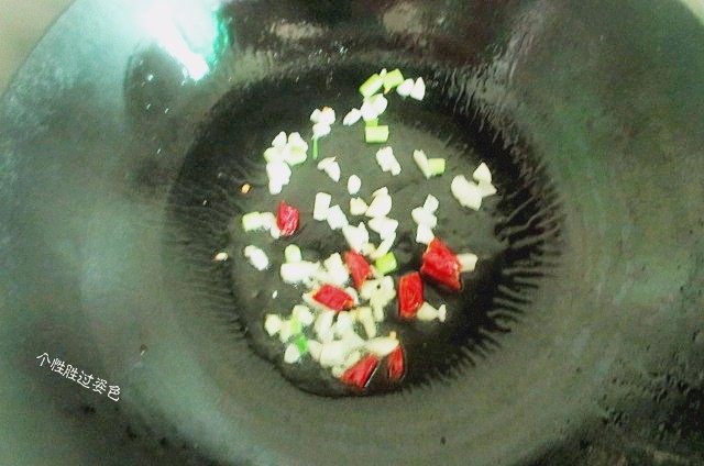 金钱蛋,锅底留少许底油,将干辣椒和蒜、姜、葱小火爆香。