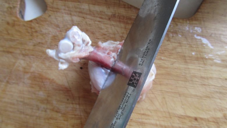 黄金鸡棒槌,再用刀贴着骨头将肉刮开;