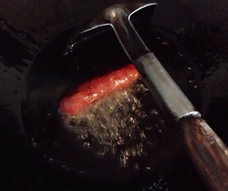紫薯卷,热锅倒入适量油,待油温七成热时改小火,下紫薯卷炸片刻,炸的过程中要不停翻动