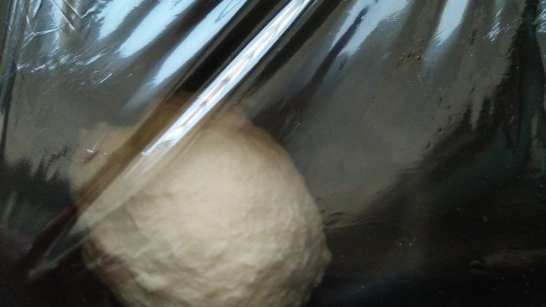 酸奶软欧,启动“和面”程序揉成均匀的面团(10分钟)用保鲜膜把面包桶一起包起来放至冰箱冷藏一小时;