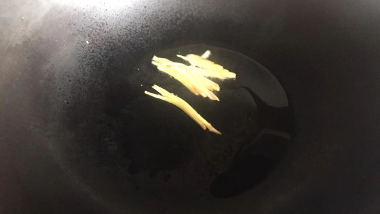 黄瓜炒鱿鱼,热锅倒油,下入姜丝