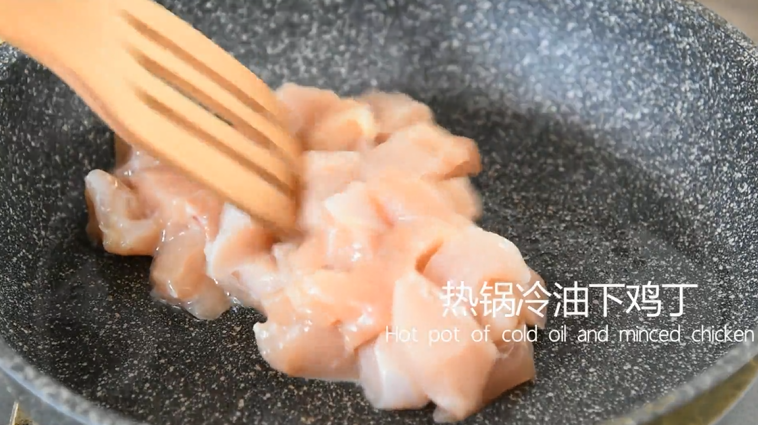 宫保鸡丁这样做简单美味,99%的都学会了,热锅冷油下鸡丁