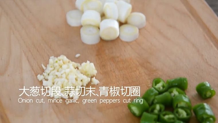 宫保鸡丁这样做简单美味,99%的都学会了,大葱切段,蒜切末,青椒切圈
