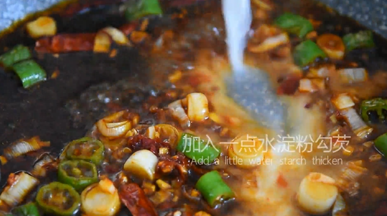 宫保鸡丁这样做简单美味,99%的都学会了,加入一点水淀粉勾芡