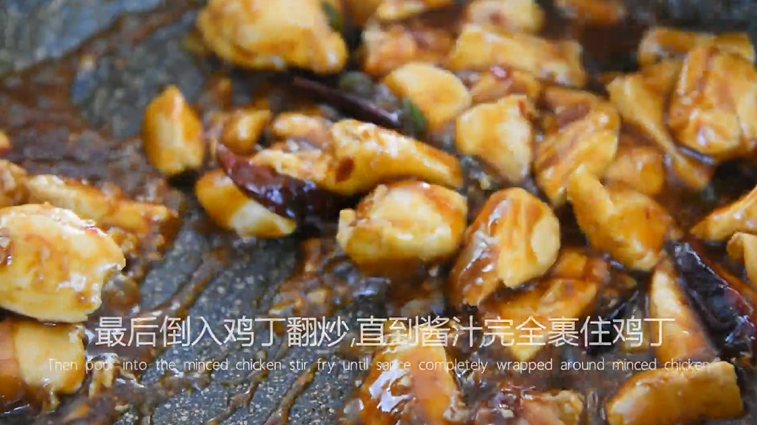 宫保鸡丁这样做简单美味,99%的都学会了,最后倒入鸡丁翻炒,直到酱汁完全裹住鸡丁