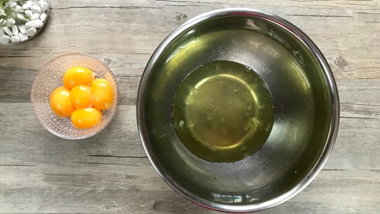 无油豆浆蛋糕,分离蛋白和蛋黄,注意蛋白盆必须无油无水,分离过程不可混入蛋黄。