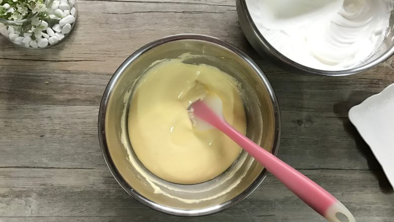 无油豆浆蛋糕,切拌加翻拌,混合均匀。