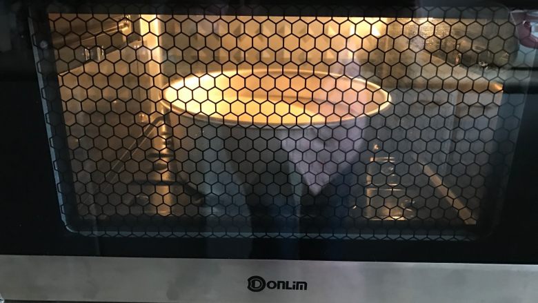 无油豆浆蛋糕,放入东菱烤立方电烤箱中,下管130、上管100,烘烤60-70分钟。(时间和温度请根据自己烤箱实际情况来调节)