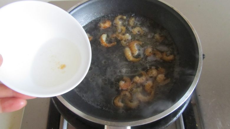 虾仁扒芥蓝,煸炒至香味出来后, 倒入泡虾仁的水煮开;