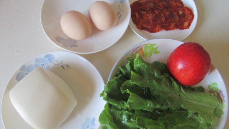 黄金馒头片配火腿蜜桃生菜卷,准备好原材料;