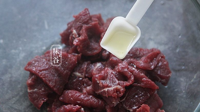 椒盐牛肉,放入少许油;