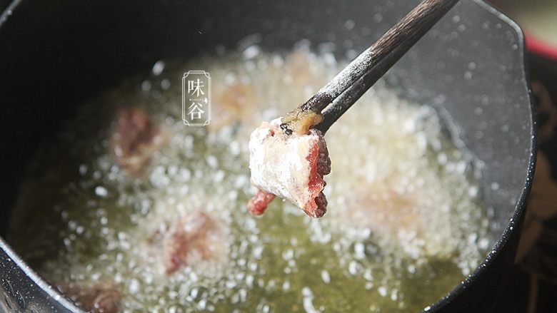 椒盐牛肉,锅内倒入适量的油,油热后把牛肉放进去炸,短时间的高温油炸能锁住肉内的水分,所以千万不能炸久了,牛肉切得簿的话40秒左右就可以了;