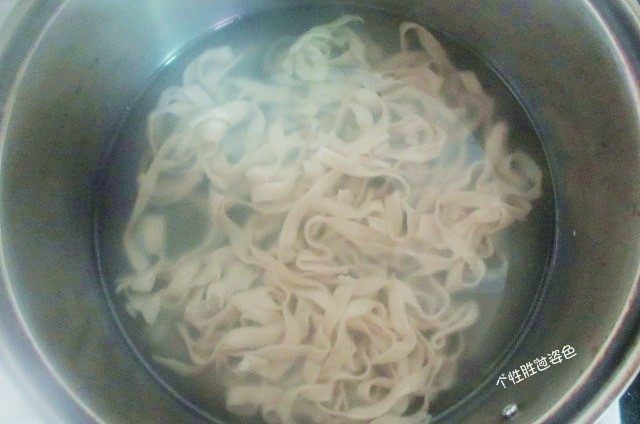 面条鸡蛋饼,面条放进开水里,加一点点盐煮熟,这样面条更有嚼劲