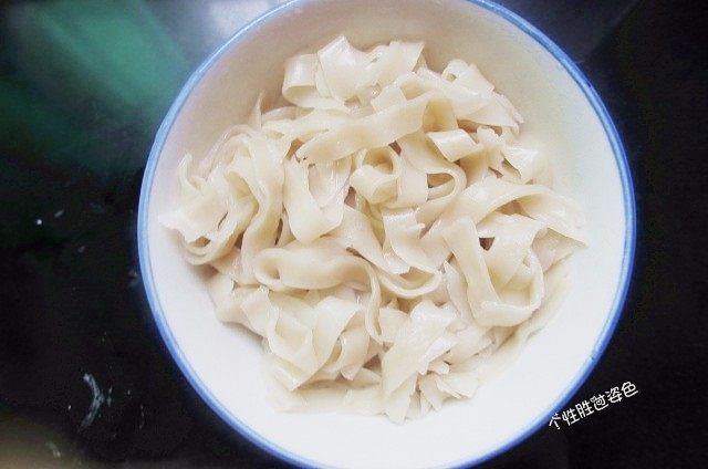 面条鸡蛋饼,用漏勺捞进碗里