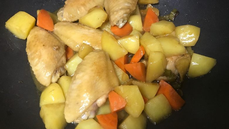 干锅土豆鸡翅,焖至汤汁收干,食材熟烂即可关火。