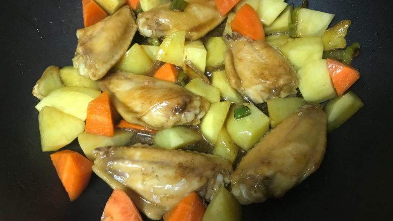 干锅土豆鸡翅,加入胡萝卜块儿,继续盖盖焖煮。