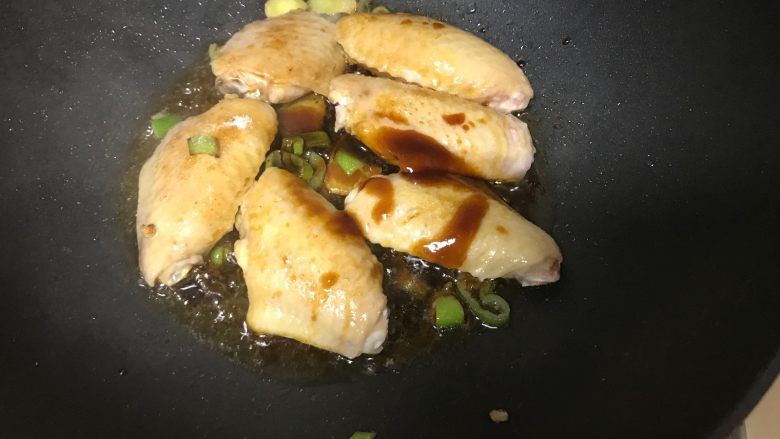 干锅土豆鸡翅,倒入调料汁或一次性加入所有调料,转最小火。