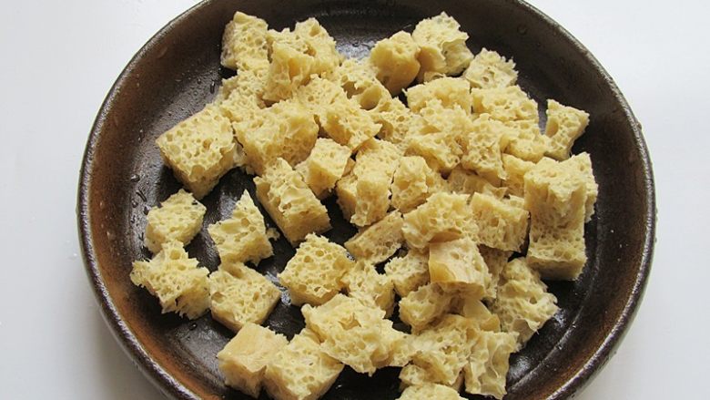 凉拌面皮,面筋切成大小均匀的小方块