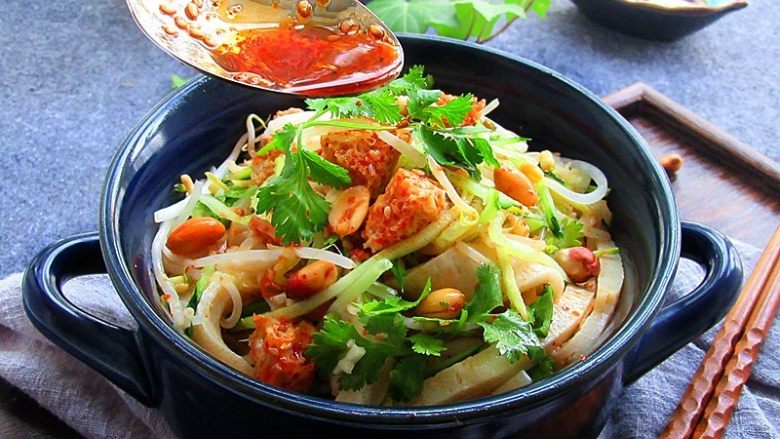 凉拌面皮,装碗,吃的时候淋入油泼辣子和香菜,味道棒棒哒