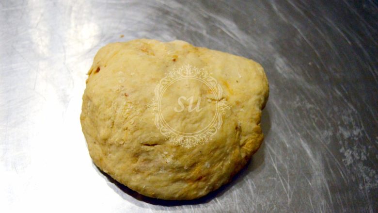超详细步骤教你直接法无敌松软全麦肉松吐司,混合揉成一个粗糙的面团即可(不需要完全揉匀,只要成团即可。这一步用面包机/厨师机揉面操作时要求状态一样)