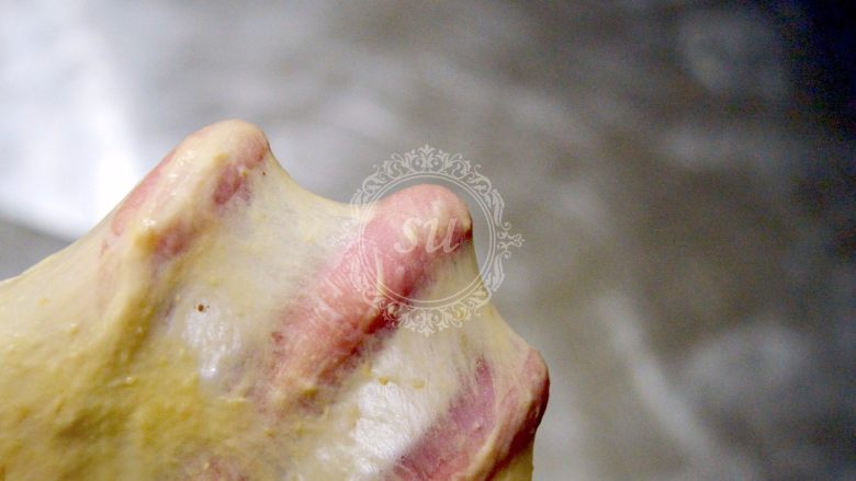 超详细步骤教你直接法无敌松软全麦肉松吐司,取出小块面团,检查是否出现手套膜。实际操作时并不是一定要达到苏苏图片这样薄的指纹膜。我们只需要面团有延展性即可。避免揉面时间过长和温度更重要