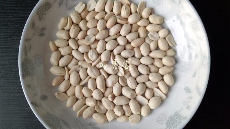 糖不甩,取出，花生稍凉，用双手搓掉花生衣；