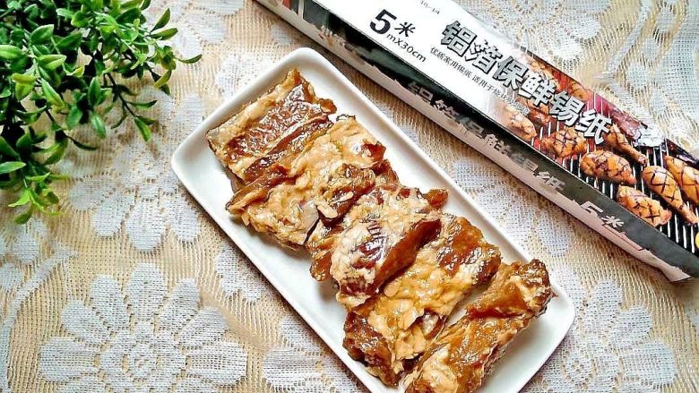 砂锅蒜香烧排骨,
腌制好的排骨,把葱姜蒜去除干净,这是准备好锡纸