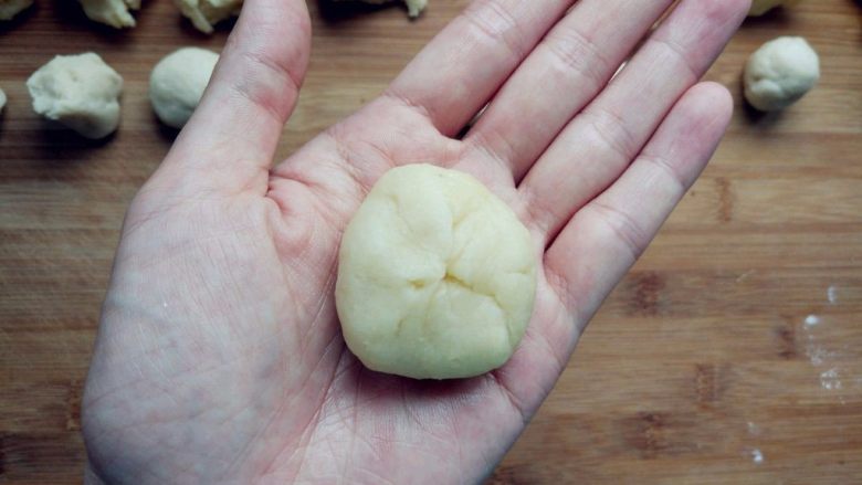 豆沙蛋黄酥, 像包包子一样包住,封口朝下