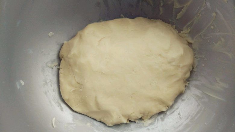 豆沙蛋黄酥,制作油酥:将低筋粉和切成小块的冷冻白油混合,用手搓揉成团,静置饧面20分钟