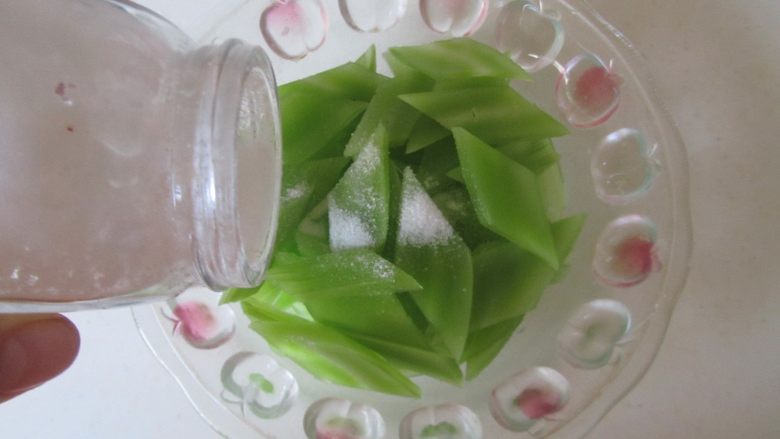 红油莴苣拌腰花,将<a style='color:red;display:inline-block;' href='/shicai/ 174'>莴苣</a>片加入适量的盐腌制一下;