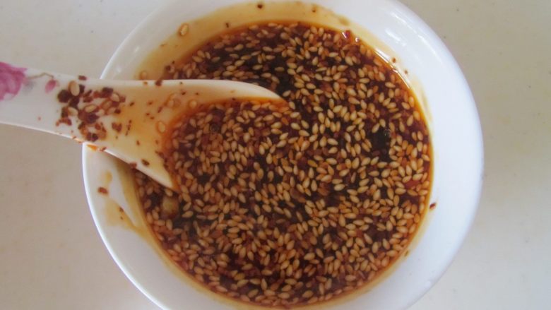 红油莴苣拌腰花,再加入一半的红椒油一起放入搅拌均匀, 这样红油就准备好了;
