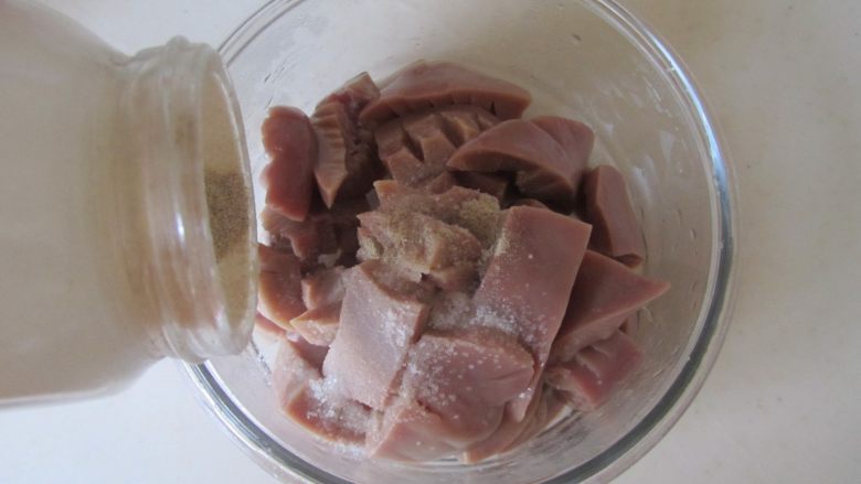 红油莴苣拌腰花,腰花捞出后加入适量的盐、淀粉、料酒和生抽等调味料, 拌均匀腌制一下;
