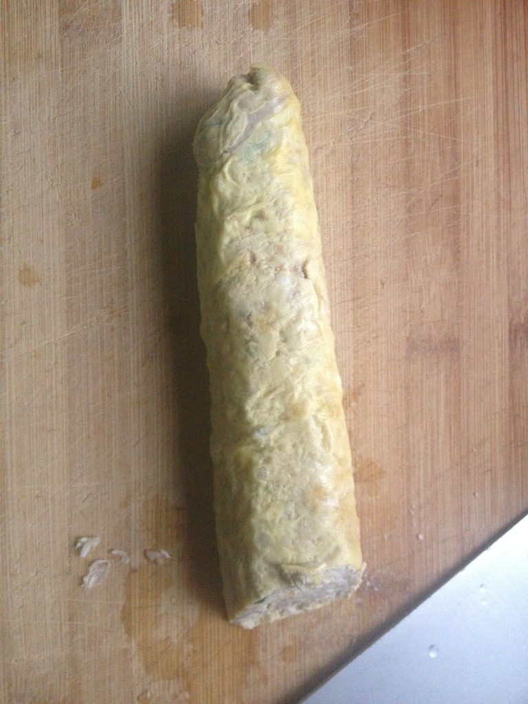 蛋卷,等蛋皮略凉把肉馅平摊在蛋皮上，然后卷起来放蒸锅上大火蒸十五分钟左右，然后等蛋卷略凉斜切成片就可以出啦！