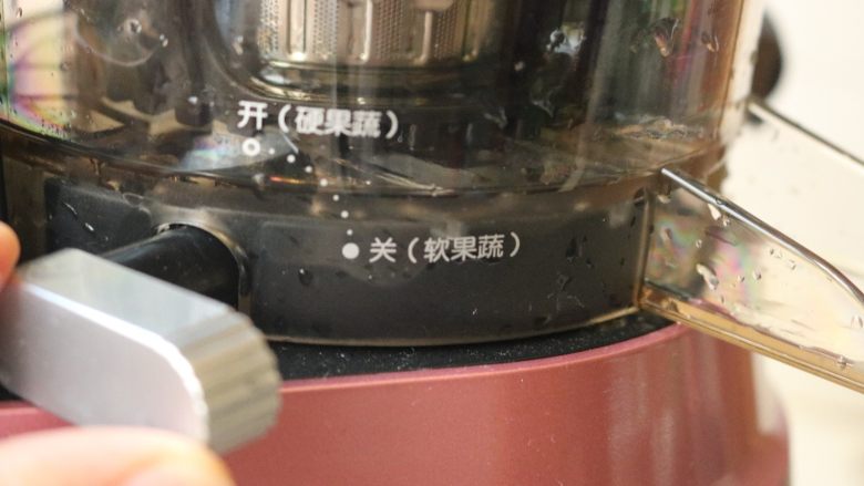 火龙果酸奶冰棍,原汁机选择软水果档,第一次见到这么贴心的机器,软硬水果都能榨诶。