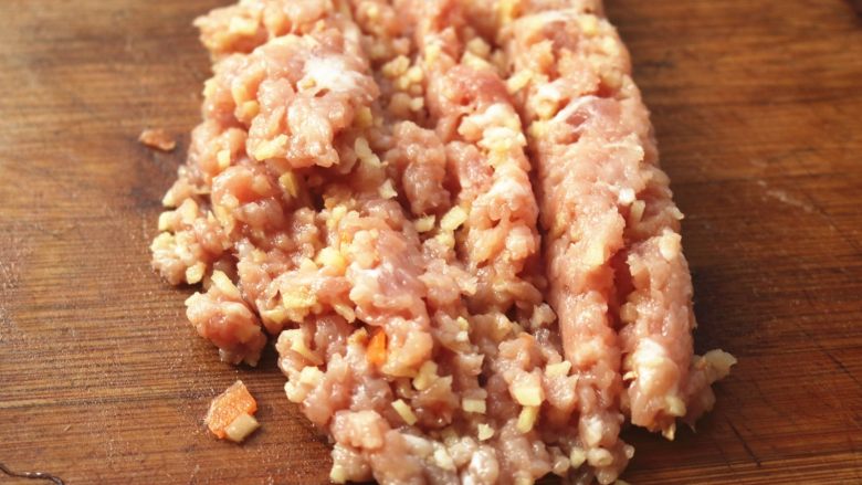 胡萝卜虾饺,肉切小块,和一些<a style='color:red;display:inline-block;' href='/shicai/ 37'>姜</a>一起剁碎。