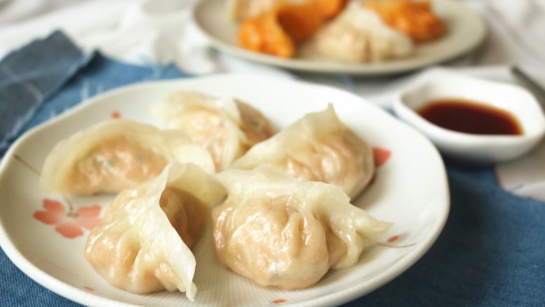 胡萝卜虾饺,白色的,皮透透的,隐约可见馅料的粉红,我觉得很漂亮。