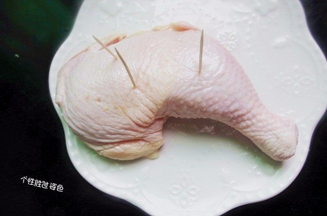 酱油鸡腿,鸡边腿洗净,用竹签在鸡肉上扎孔,尽量的多以便进味