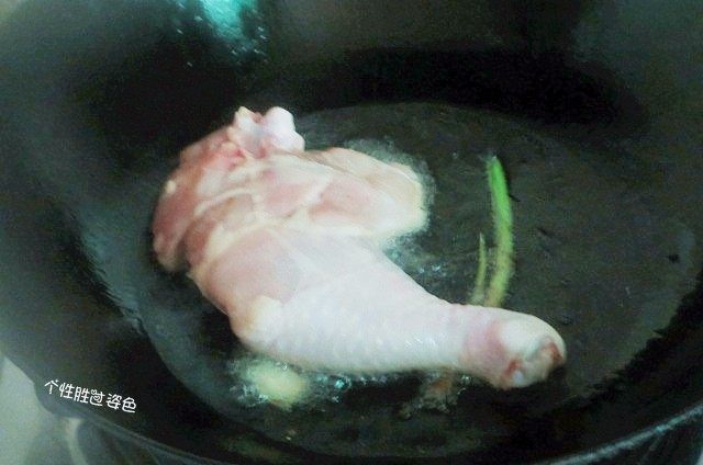 酱油鸡腿,油热后,放入鸡腿,一面炸好翻面在炸制
