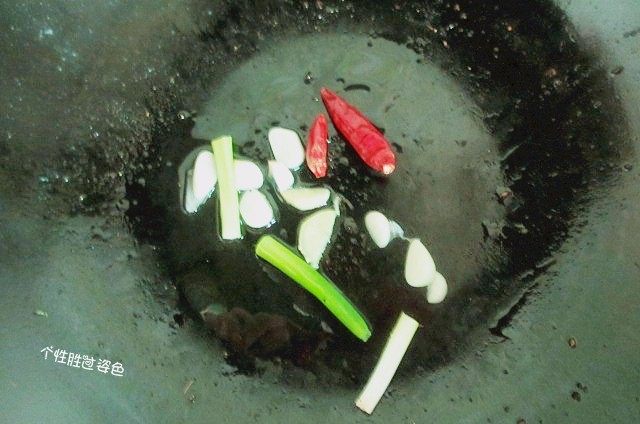 酱油鸡腿,锅里留底油,放入姜末,蒜末,干辣椒爆香