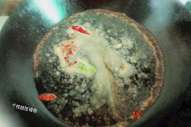 酱油鸡腿,加入适量生抽,盐,白糖,老抽,搅拌均匀,烧制汤汁沸腾