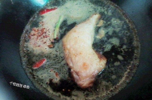 酱油鸡腿,放入炸好的鸡腿,翻炒至鸡腿表面均匀的粘上汤汁