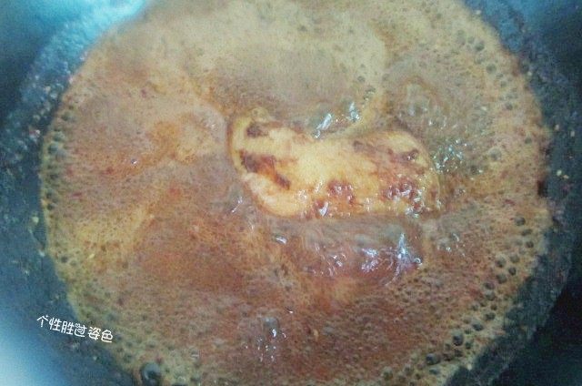 酱油鸡腿,盖上锅盖,用大火转小火焖10分钟到15分钟左右