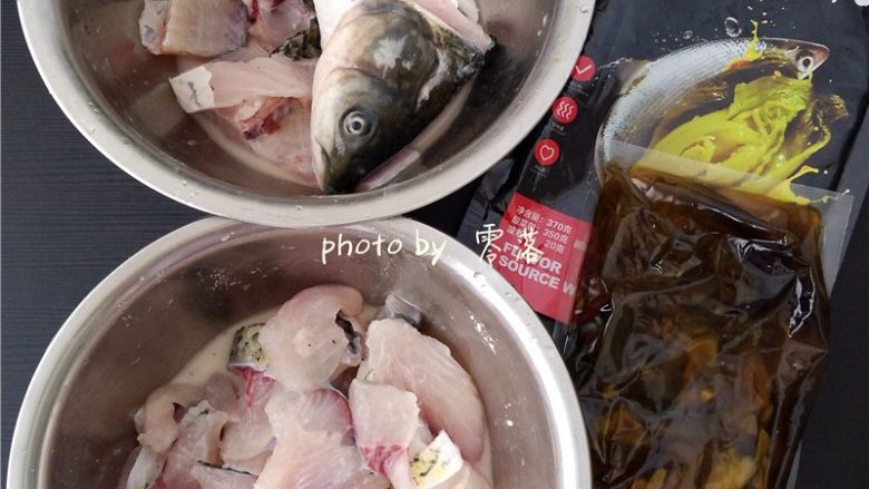 四川酸菜鱼,再次抓匀,腌制片刻;