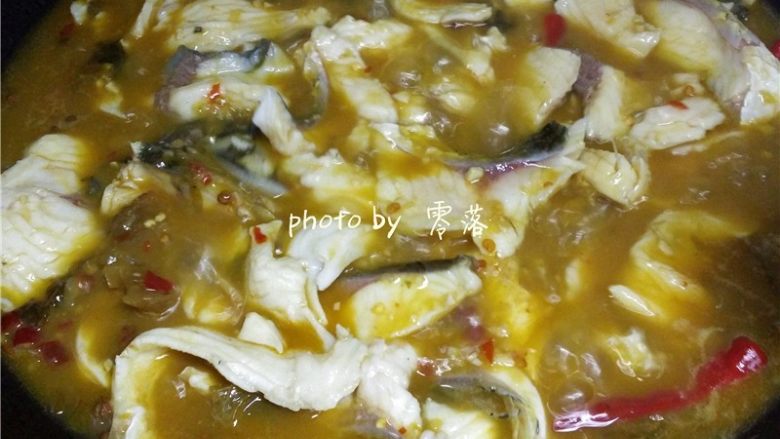 四川酸菜鱼,最后放入鱼片煮熟;
