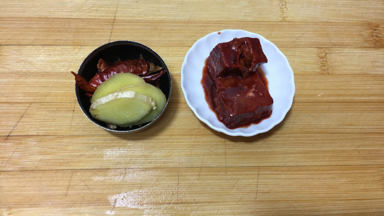 自制肉皮冻,腌制时间我们准备<a style='color:red;display:inline-block;' href='/shicai/ 734'>腐乳</a>和其它调料,调料可以根据自己平时炖肉的调料放。