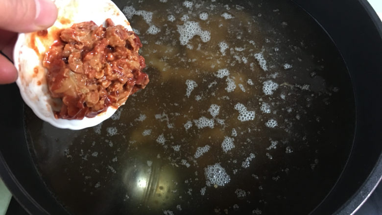 自制肉皮冻,放入准备好的调料,腐乳(提前压成泥。)和盐。