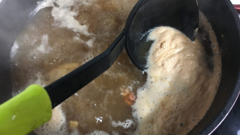 自制肉皮冻,水开后如果表面有浮沫,用勺子舀出。