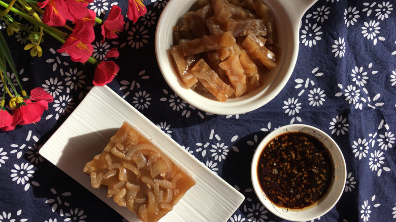 自制肉皮冻,调上一点蒜汁吃,味道很棒。